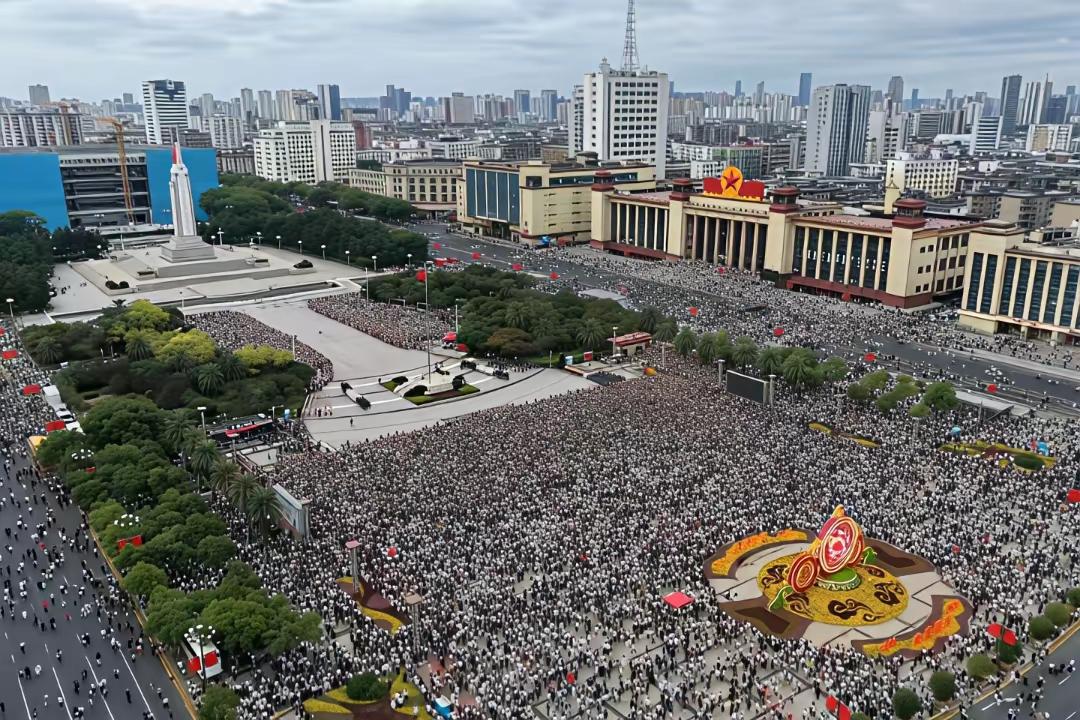 10月1日20点
南昌｜赣江老官洲烟花盛典
130万人共赴焰火之约
42633发