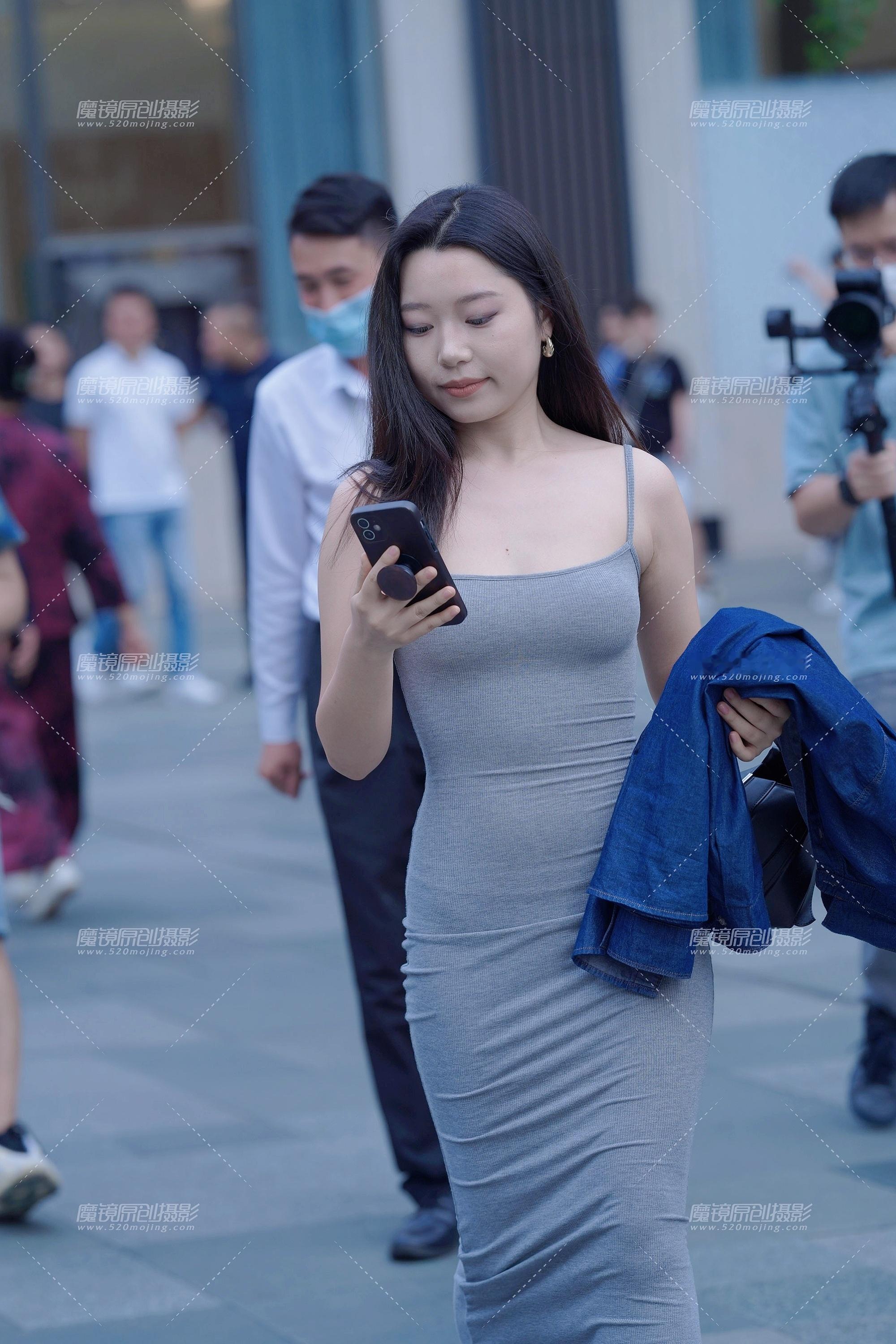 #街拍[超话]# 多尽兴，少庆幸。#街拍# [吃瓜][吃瓜][吃瓜] ​​​