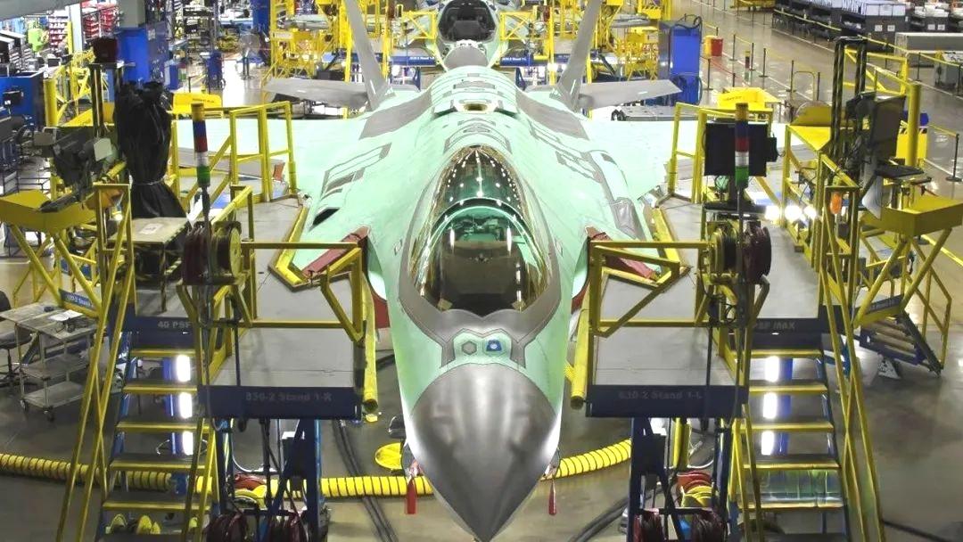 没有雷达，杠铃片挂起来！

几家美媒都透露，洛克希德·马丁公司于2025年6月向