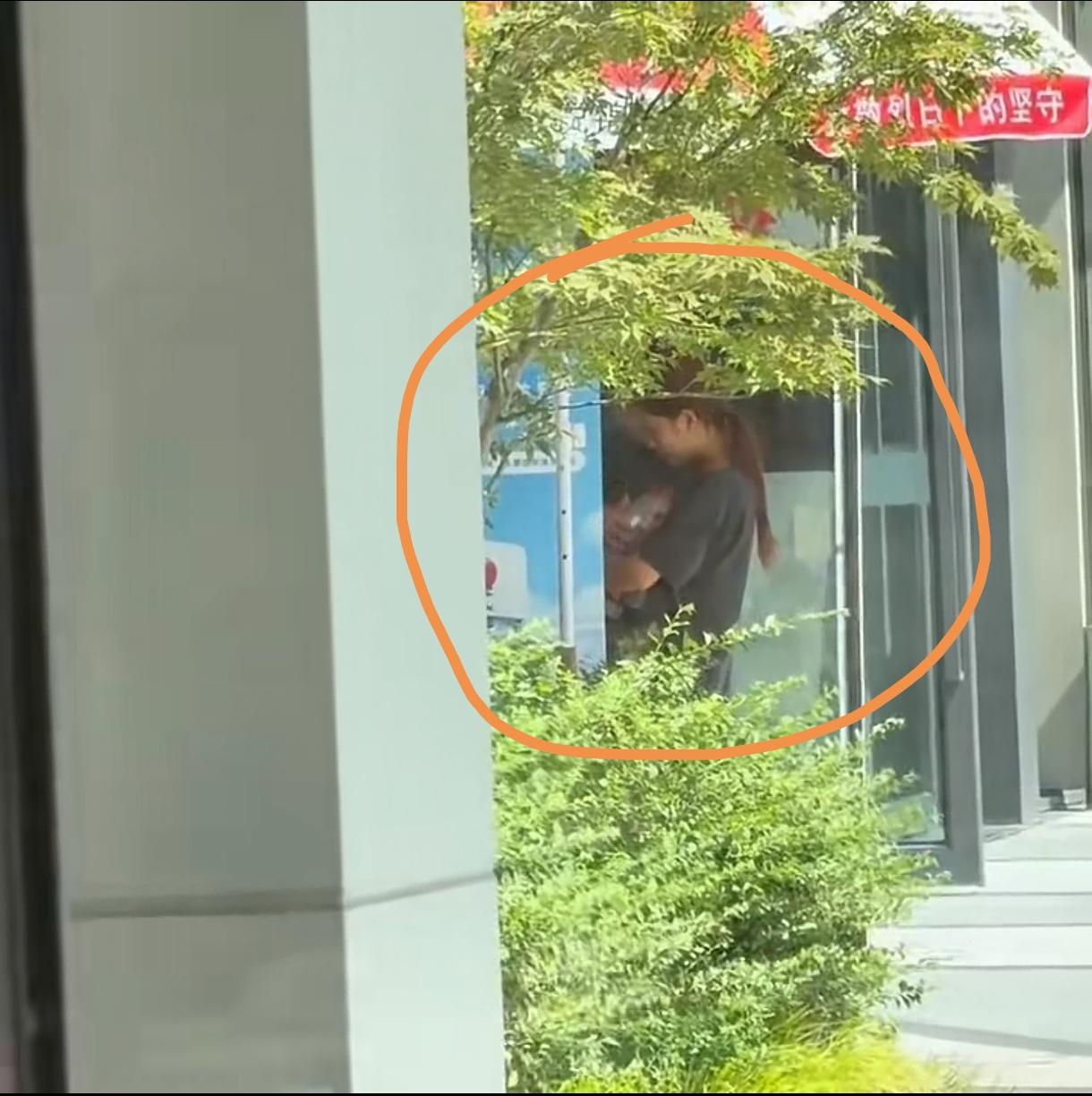 人穷不可怕，没素质、没道德才是最可悲的事情。爱心冰箱里的水是留给真正的户外工作者