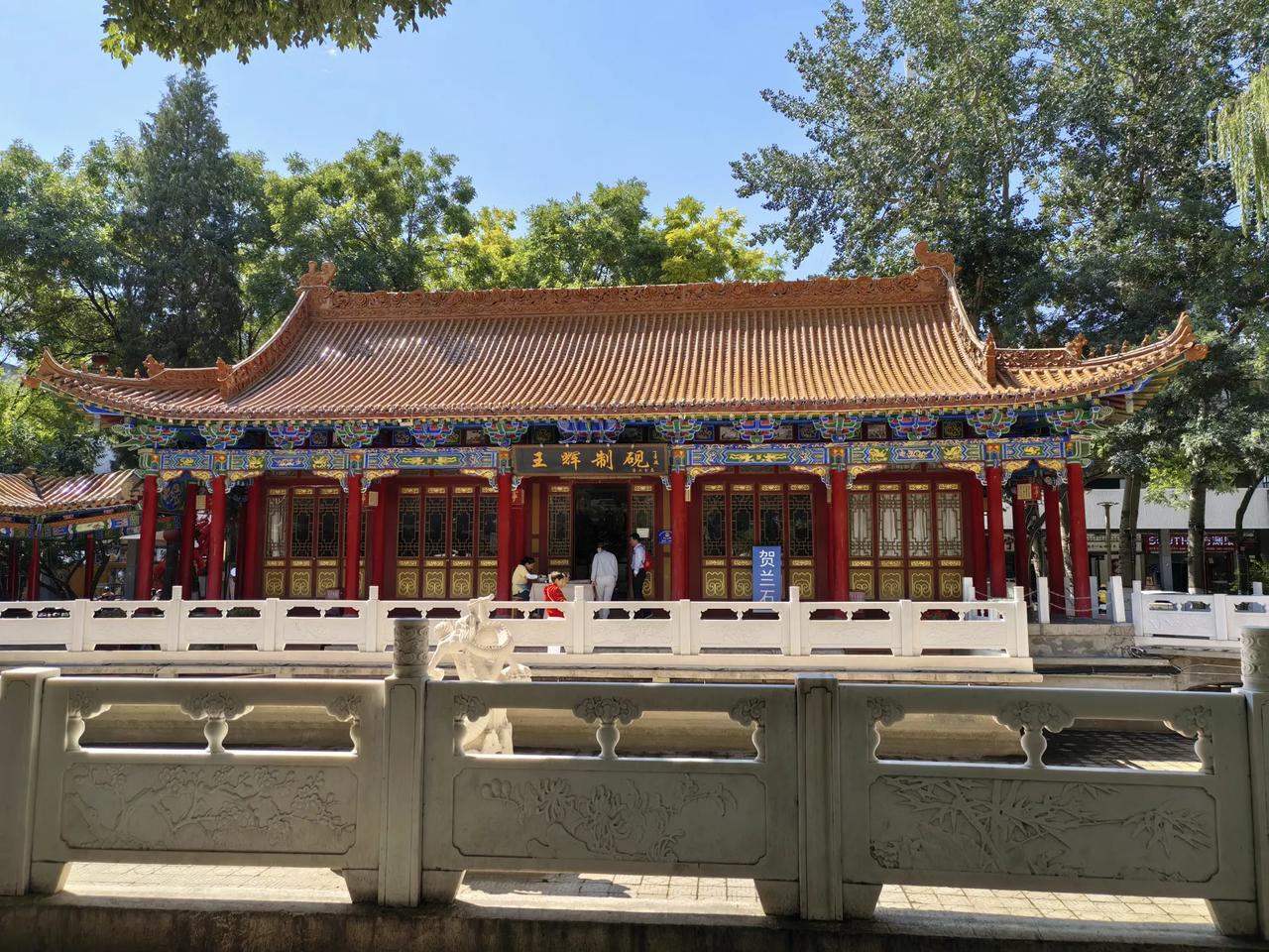 宁园位于银川兴庆区解放东街 100 号，是一座以清代仿古建筑群为主体的小型园林。