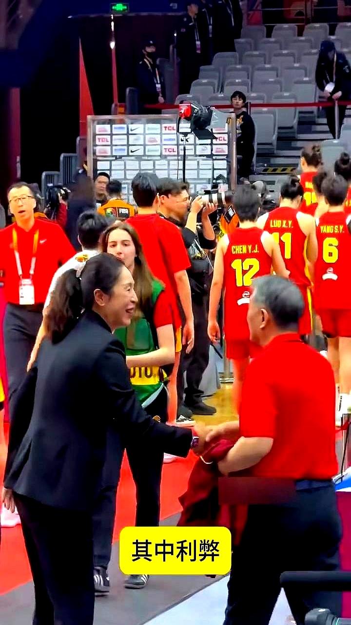 宫鲁鸣、郭振明这边一传出要动一动，女篮圈里立马炸了锅。
人心最怕的，不是换人，是