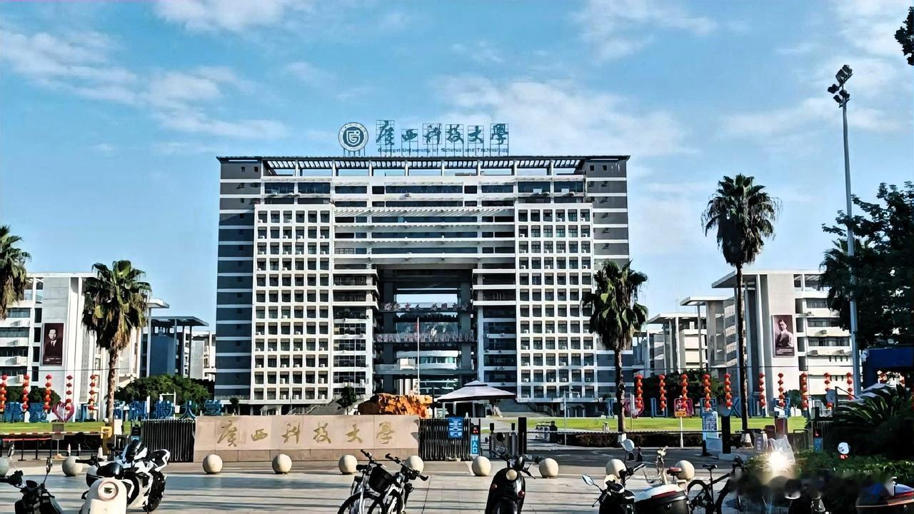 让孩子在合适的年龄段做该做的事、
想做的事、爱做的事。
这就是未来上大学的真正意