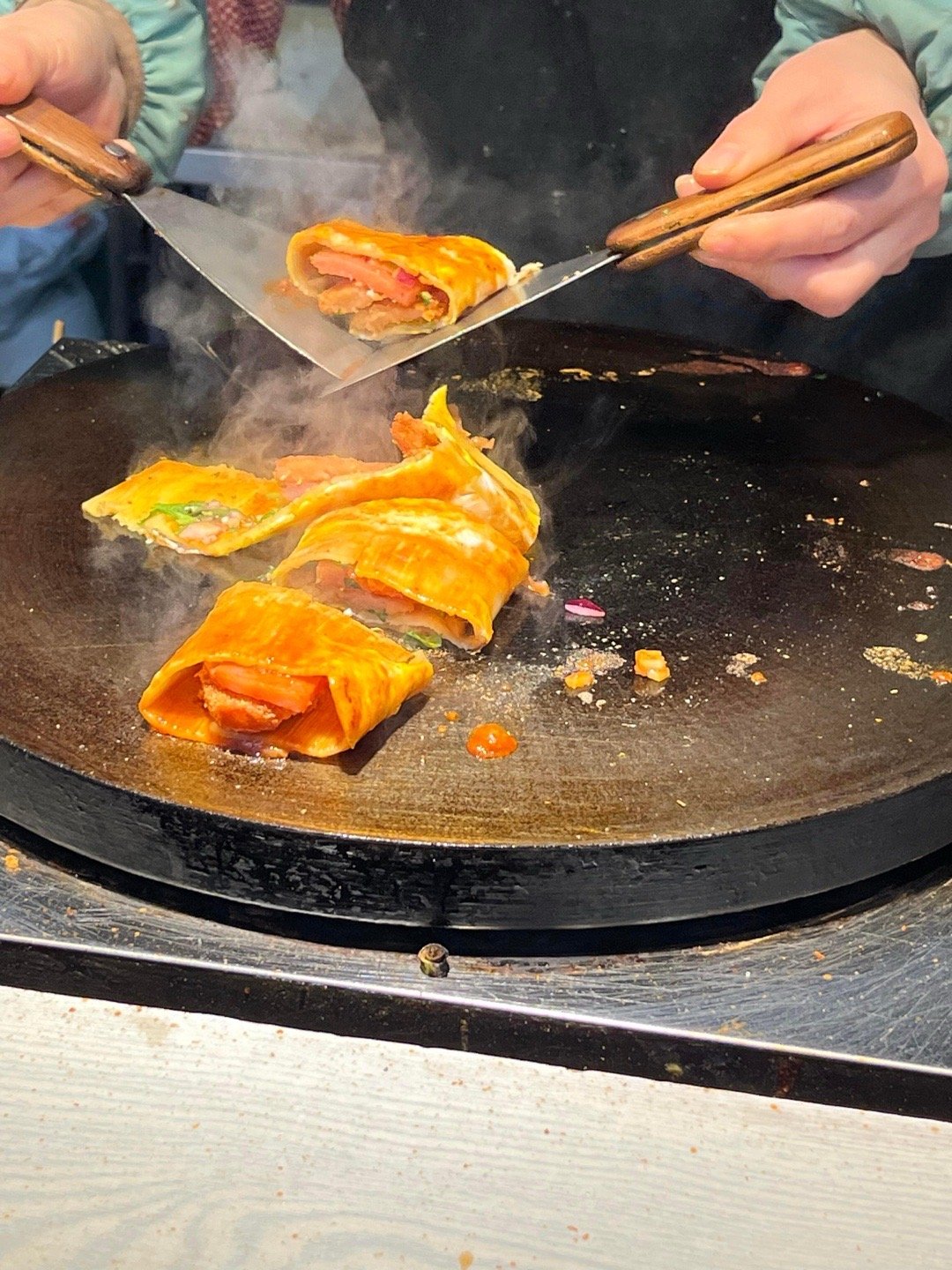 买烤冷面偶遇陈飞宇 有人买烤冷面时遇见陈飞宇，照片里他跟工作人员在街头，看着在拍