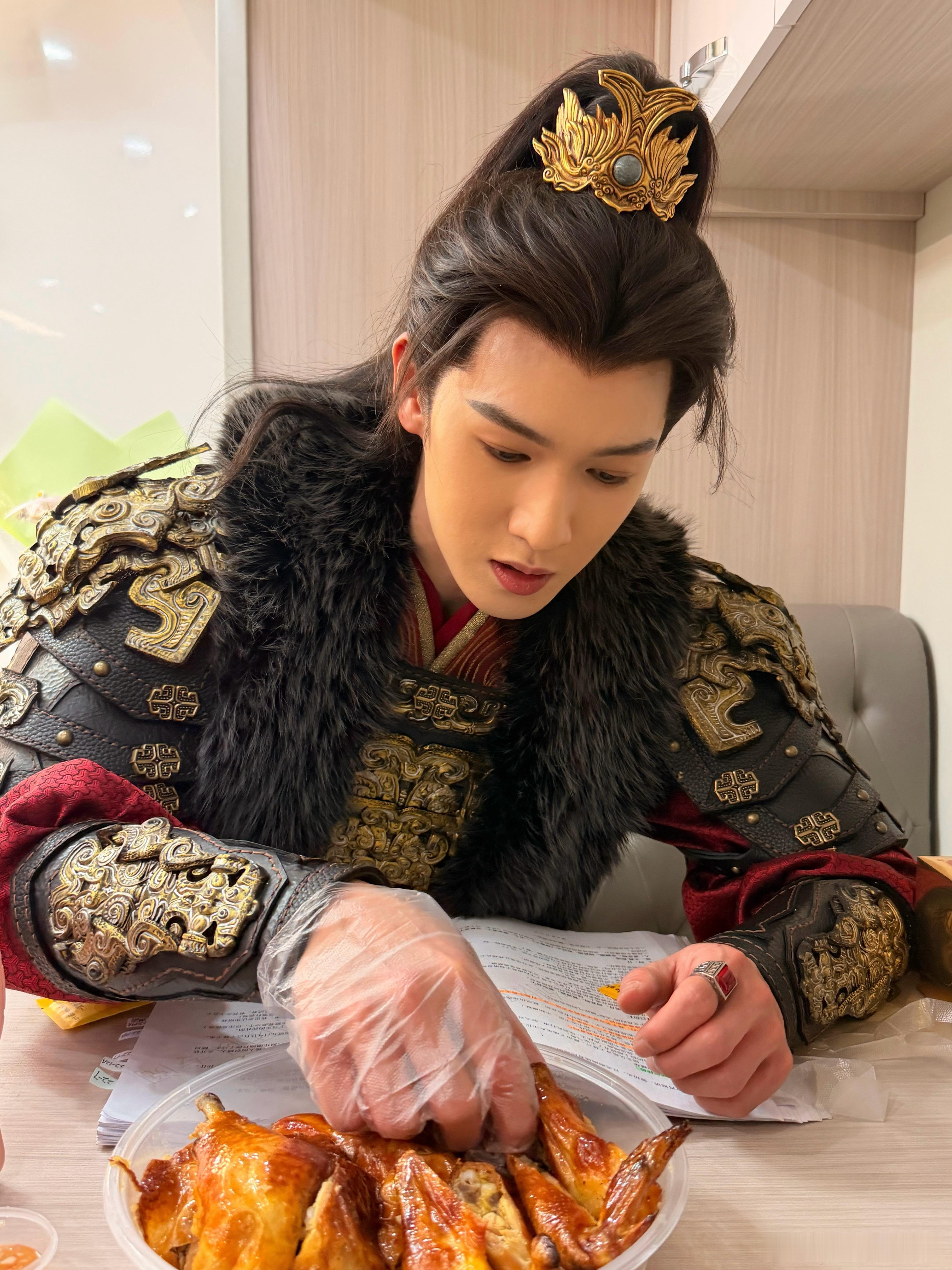 李昀锐像跑男老来得子奔跑吧李昀锐专属高光时刻持续上线，不得不说他和奔跑吧适配度直