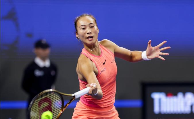 知名体育解说员詹俊在目睹郑钦文戏剧性地逆袭杀入中国网球公开赛女单八强的精彩瞬间后