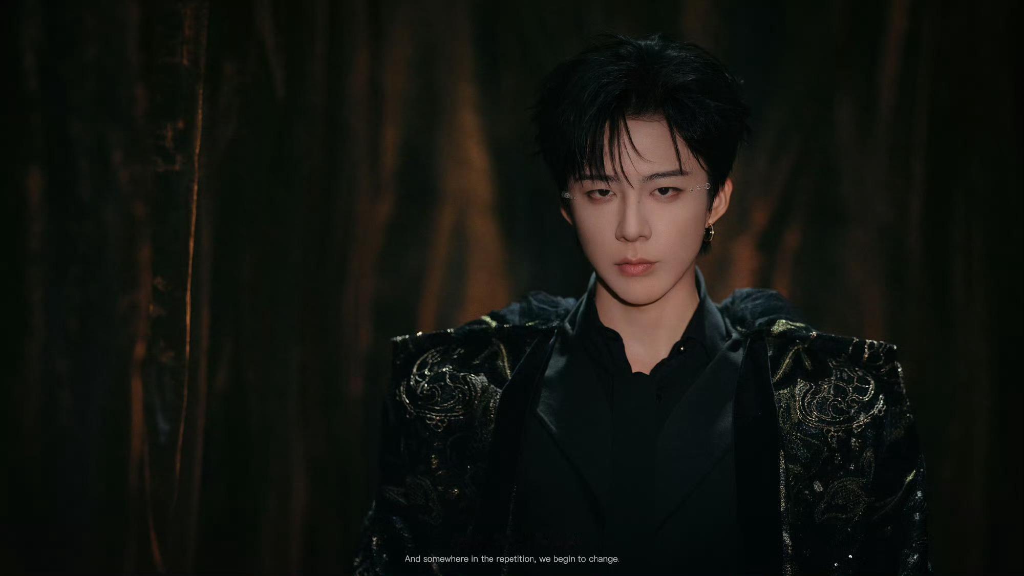 刘宇宁 今日南京演唱会，惊喜带来一套Elie Saab 2023 秋冬高定男装！