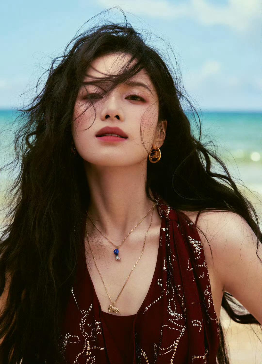 VOGUE红毯张婧仪让我惊艳到了，我还以为是钟楚曦呢！女人味十足啊[喵喵]章若楠