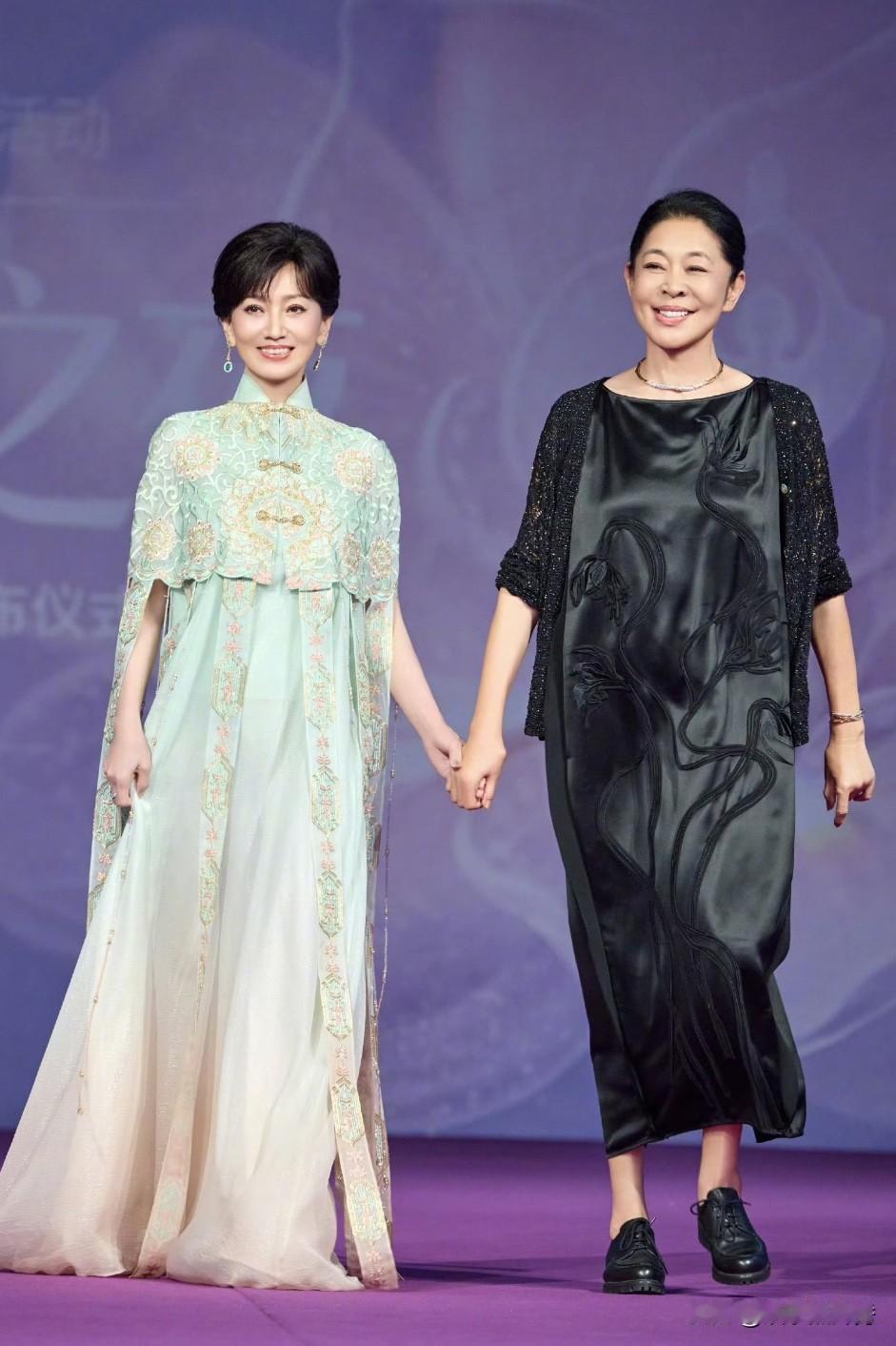 赵雅芝和她“手牵手”一起走出来，气质上还真“压不住”她！

她一身黑色绣花连衣裙
