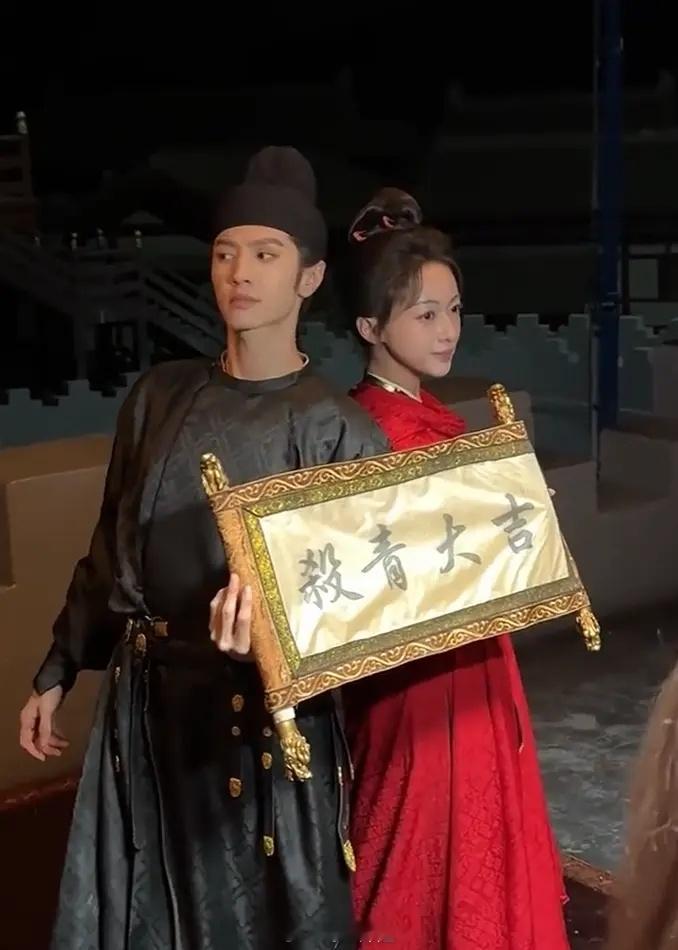 江山为聘这俩有这么不合吗哈哈哈第一次见杀青照这么拍的 