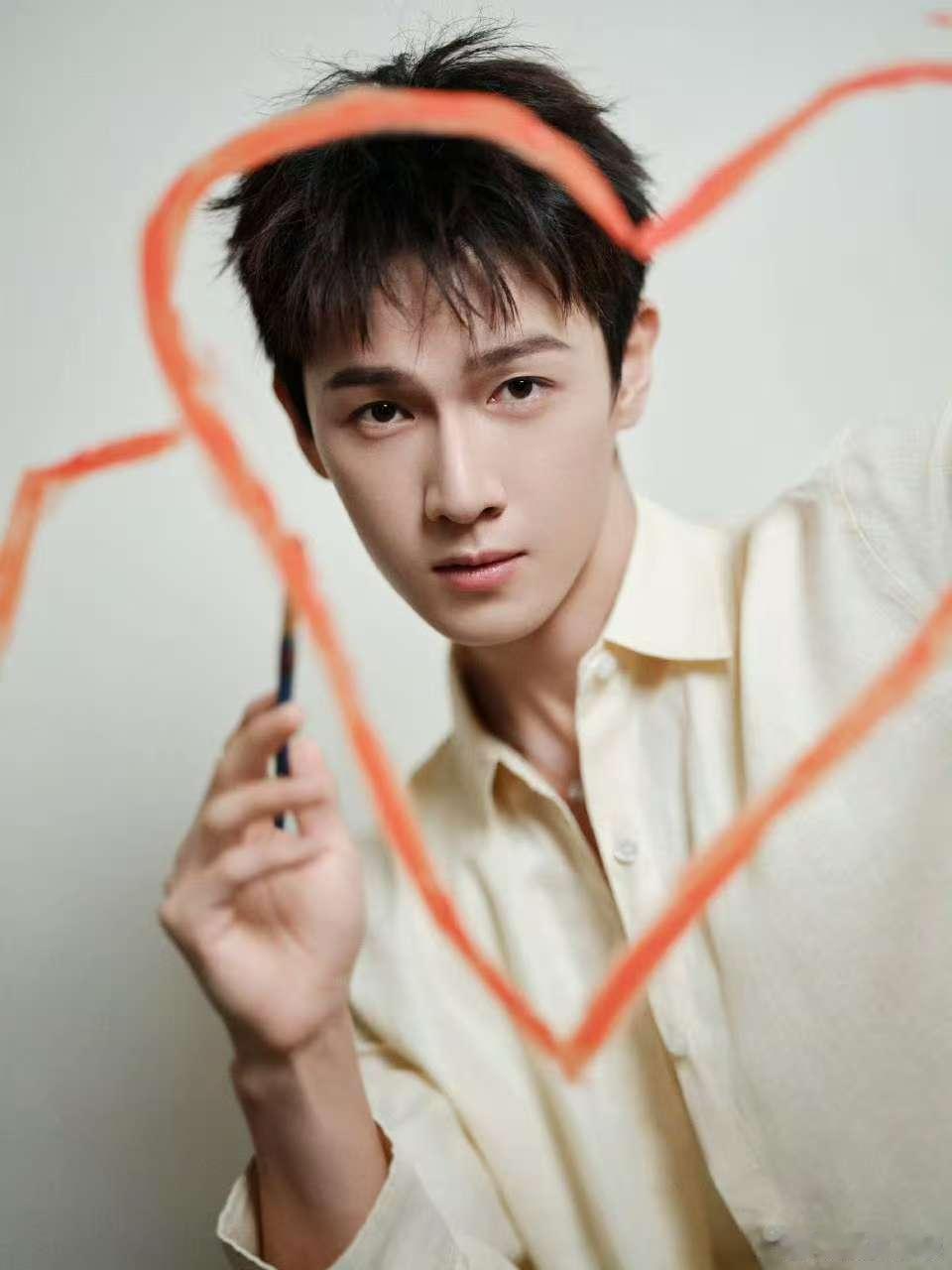 李昀锐画笔勾勒心情李昀锐满目怡然李昀锐画笔勾勒心情，爱了爱了，[思考][思考] 