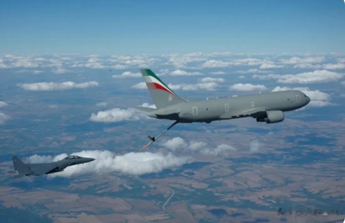 意大利空军的一架 KC-767A 空中加油机今天降落在特拉维夫。

这些空中加油
