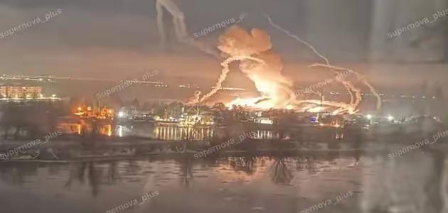 俄罗斯克拉斯诺达尔边疆区一炼油厂因无人机坠落起火。

当地时间1月21日凌晨，俄