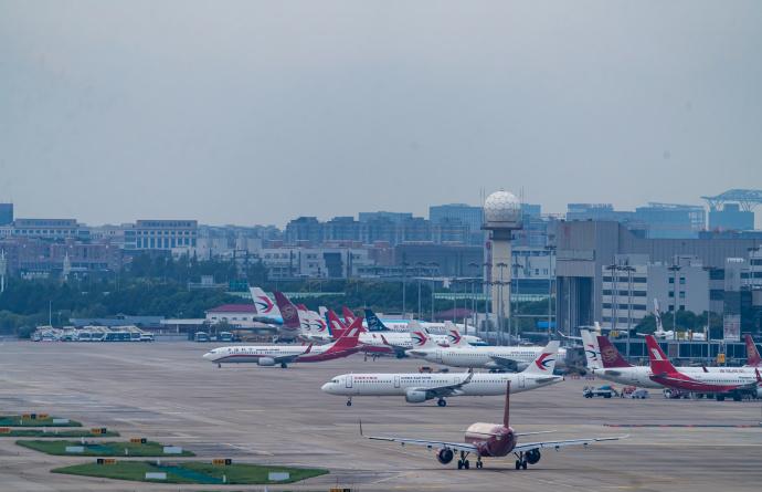 最近扒到一份空姐的月度工资明细，真的被惊到了， 基本工资 8203 元，看着不算