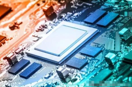 据美国媒体报道，英伟达首席执行官黄仁勋表示，在获得美国批准后，公司已恢复向中国市