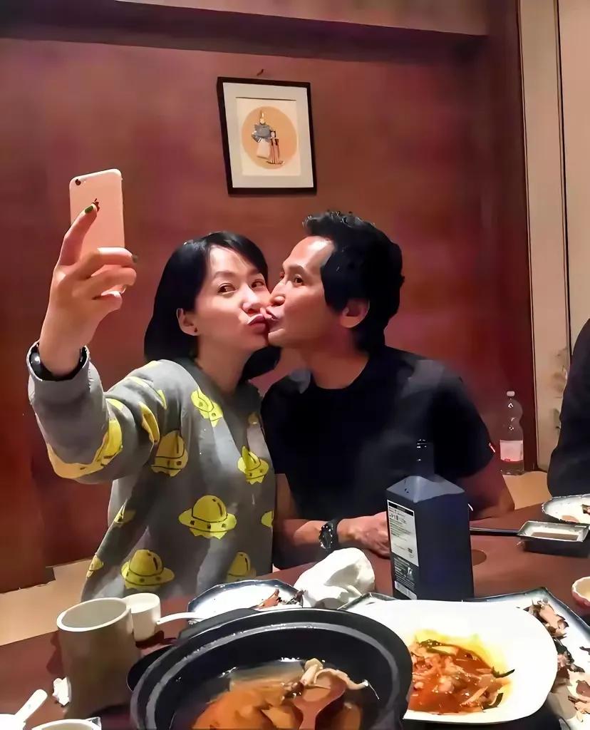 没想到齐秦也这么俗，竟然当着朋友的面就同意跟老婆秀恩爱了！他也是60多岁的人了，