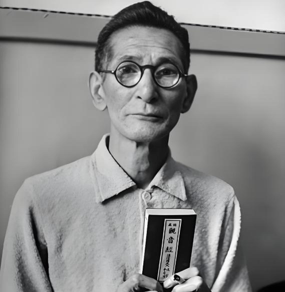 东京审判现场上演极具讽刺一幕，战犯大川周明为脱罪装疯，突然起身当众拍打东条英机头