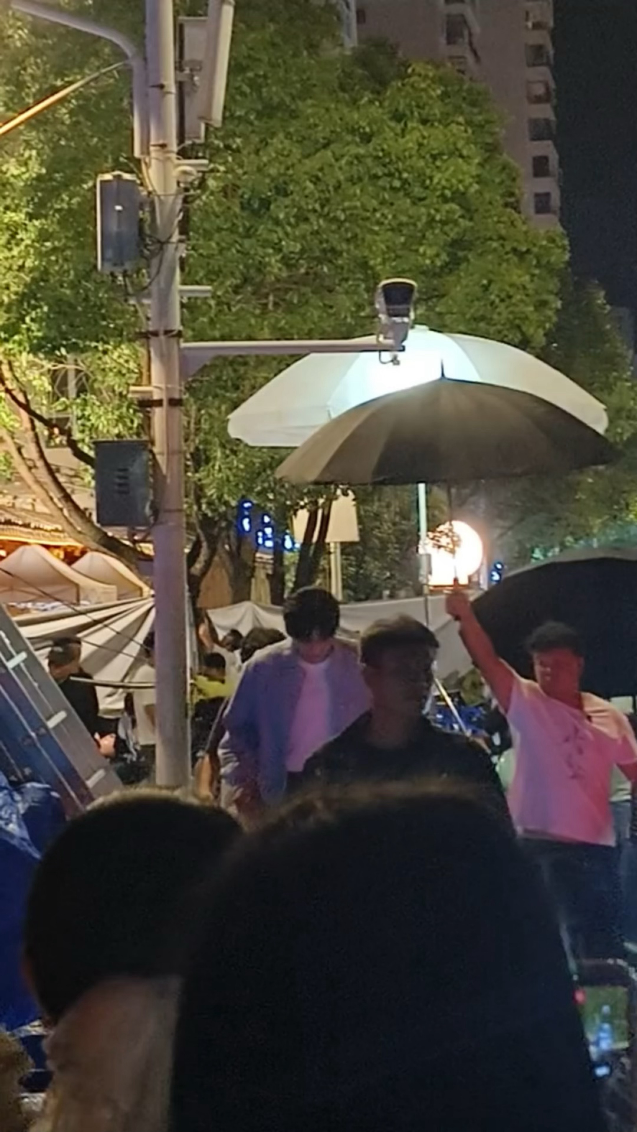 看来今天是大夜了这会儿还在拍呢cr📕周柯宇小城春色 /周柯宇周正