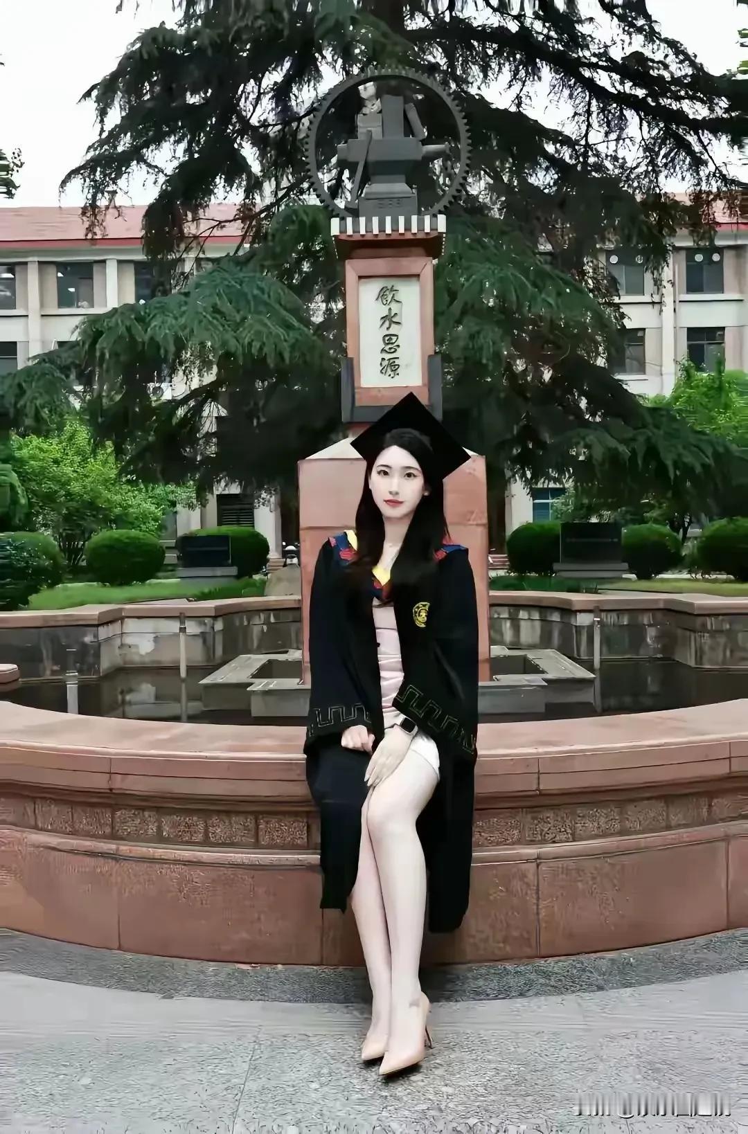 照片中这个即将毕业的女大学生应该是一个校花，肤白貌美大长腿，实在是太漂亮了，关键