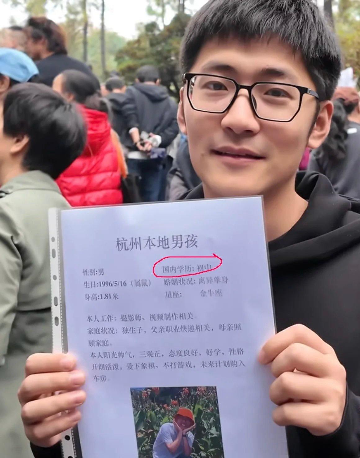 Tim去了相亲角，以“初中学历、离异”的背景，在那个条件至上的地方，连第一轮初筛