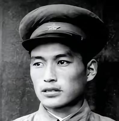 1949年，3名侦察员误入一间破旧牛棚，一名战士刚躺下，突然一阵疼痛，伸手往草堆