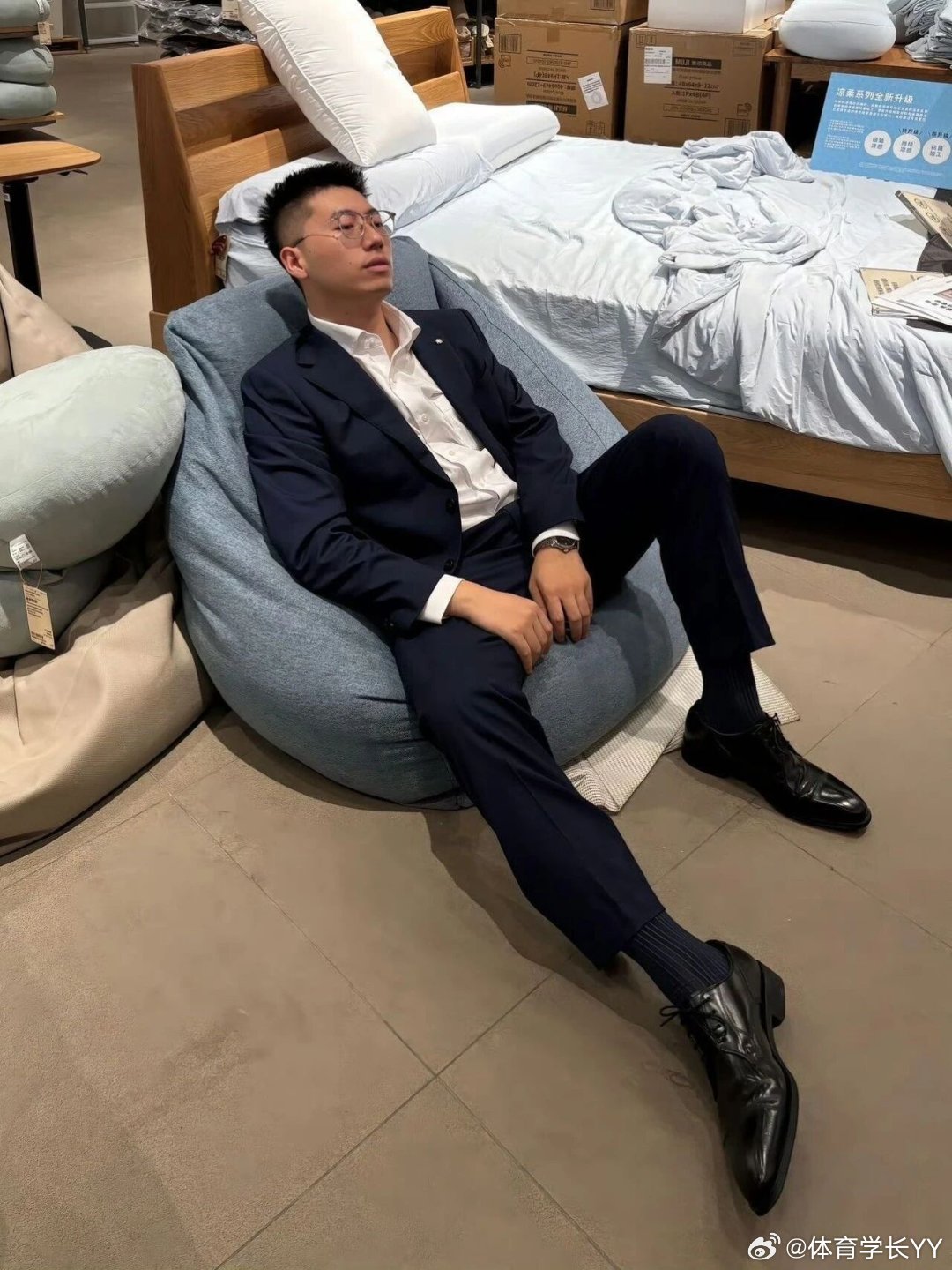正装小哥哥越看越喜欢体育生
