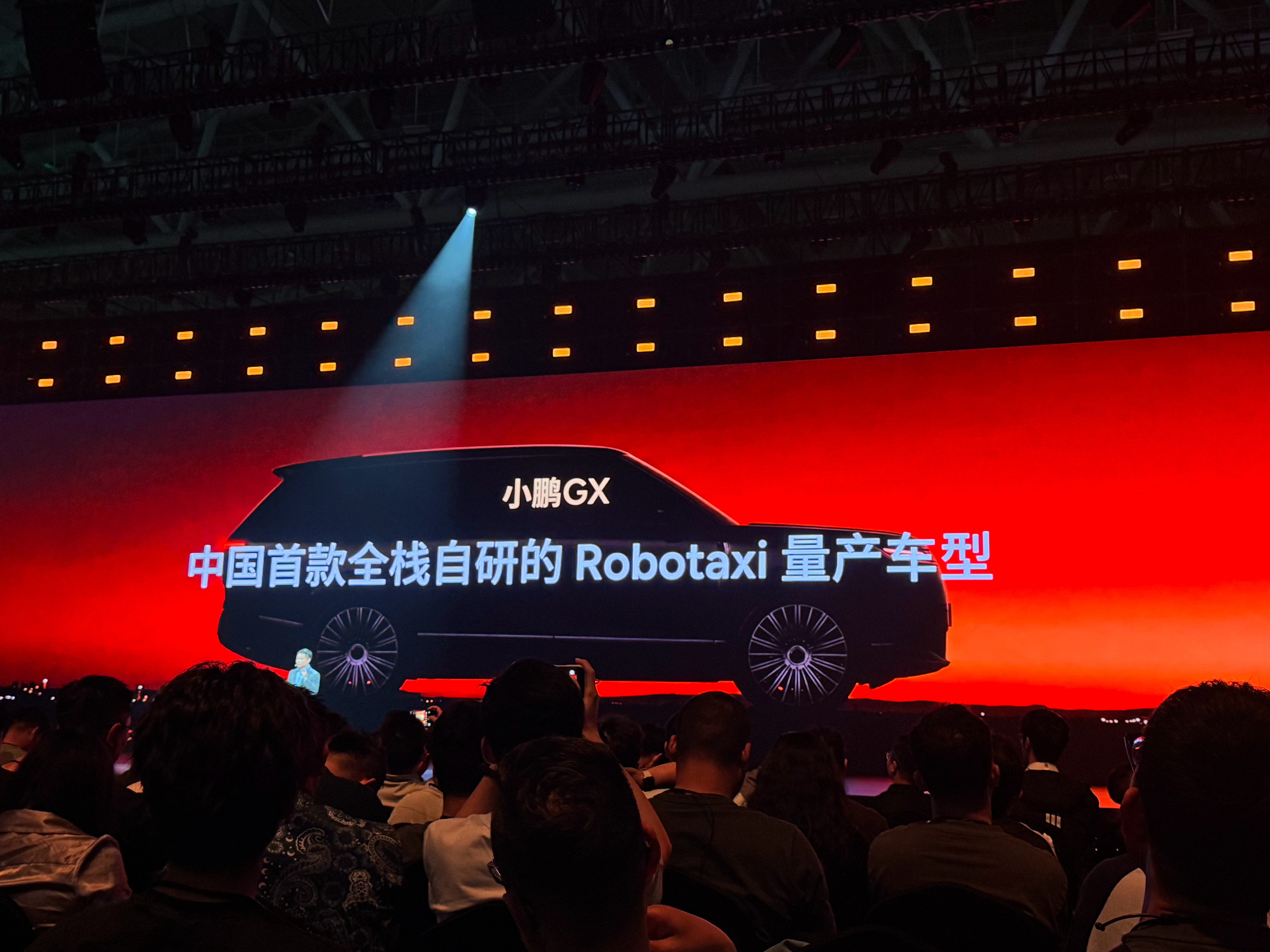 今年下半年就能看到小鹏 GX 的姊妹车。小鹏 GX 是国内首款全栈自研的 Rob