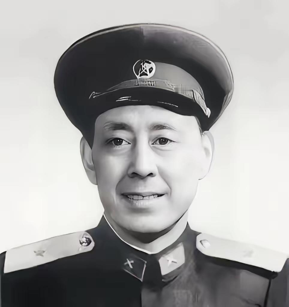 1952年，一个战士在运炮弹时，突然发现师长有些熟悉，他仔细回想后，就对战友说：
