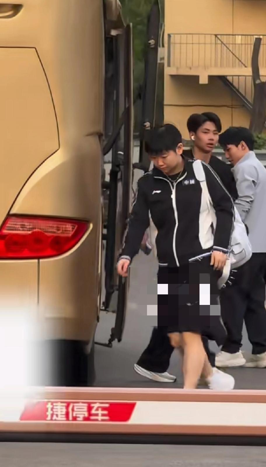 刷到北京的路透，下车的人里，一眼就认出了孙颖莎！
 
背着她那个熟悉的大包，脚步