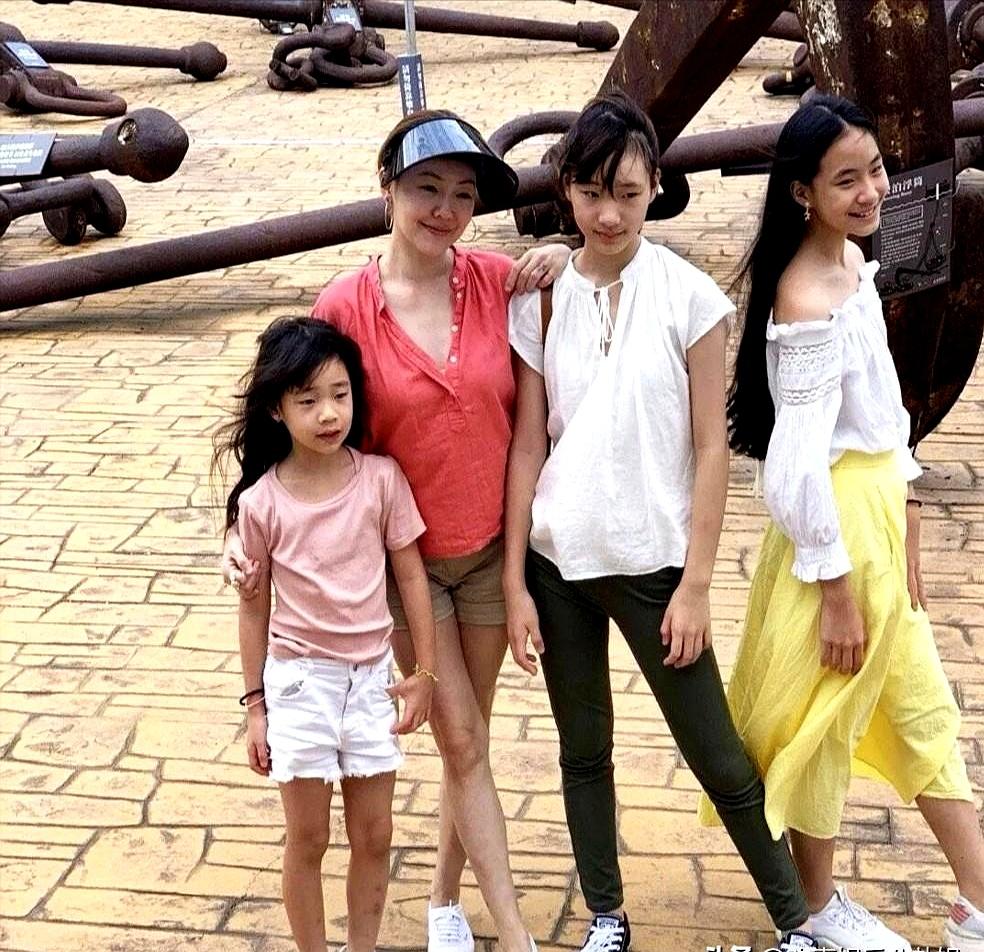 两代星妈在同一屋檐下接力，话题能不热吗？
S妈三女儿里，徐熙媛和徐熙娣伶俐外向，