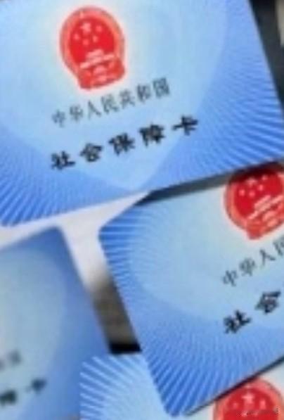 走社区医院门前路过，看里面没有病人，只有医生坐在办公桌前。
我想到我是异地医保，