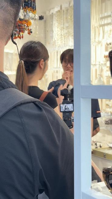牛在在被路人追问跟贺峻霖关系  牛在在录节目被路人追问跟贺峻霖关系，被问到脸红跪