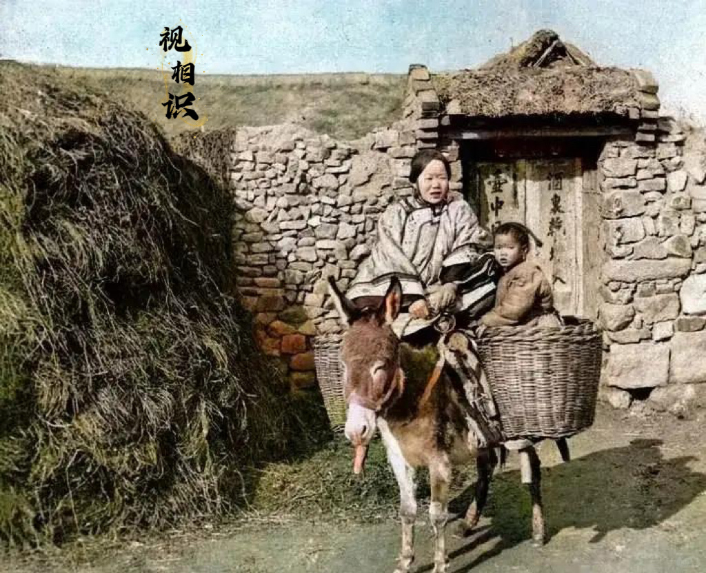 晚清时期，一位富家太太带着孩子回娘家的留影，镜头中可以看到这位太太穿着还是比较新...
