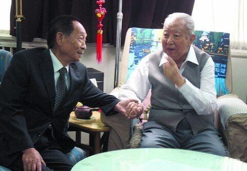 2006年，袁隆平到北京出差时，特意去看了身体欠佳的华国锋，当时华国锋不太愿见客