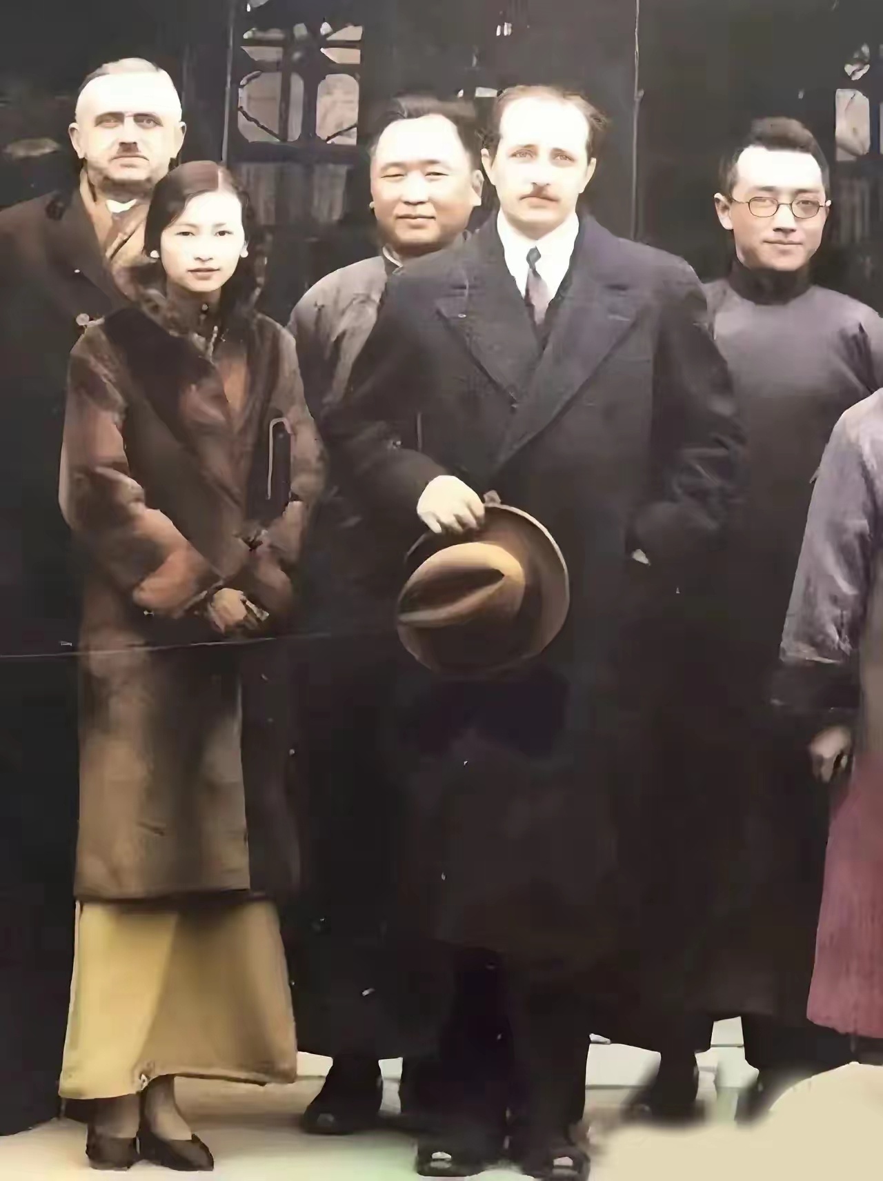 这是一张留存下来的难得旧照，林徽因与胡适一同出现在同一个镜头当中。翻阅大量留存的