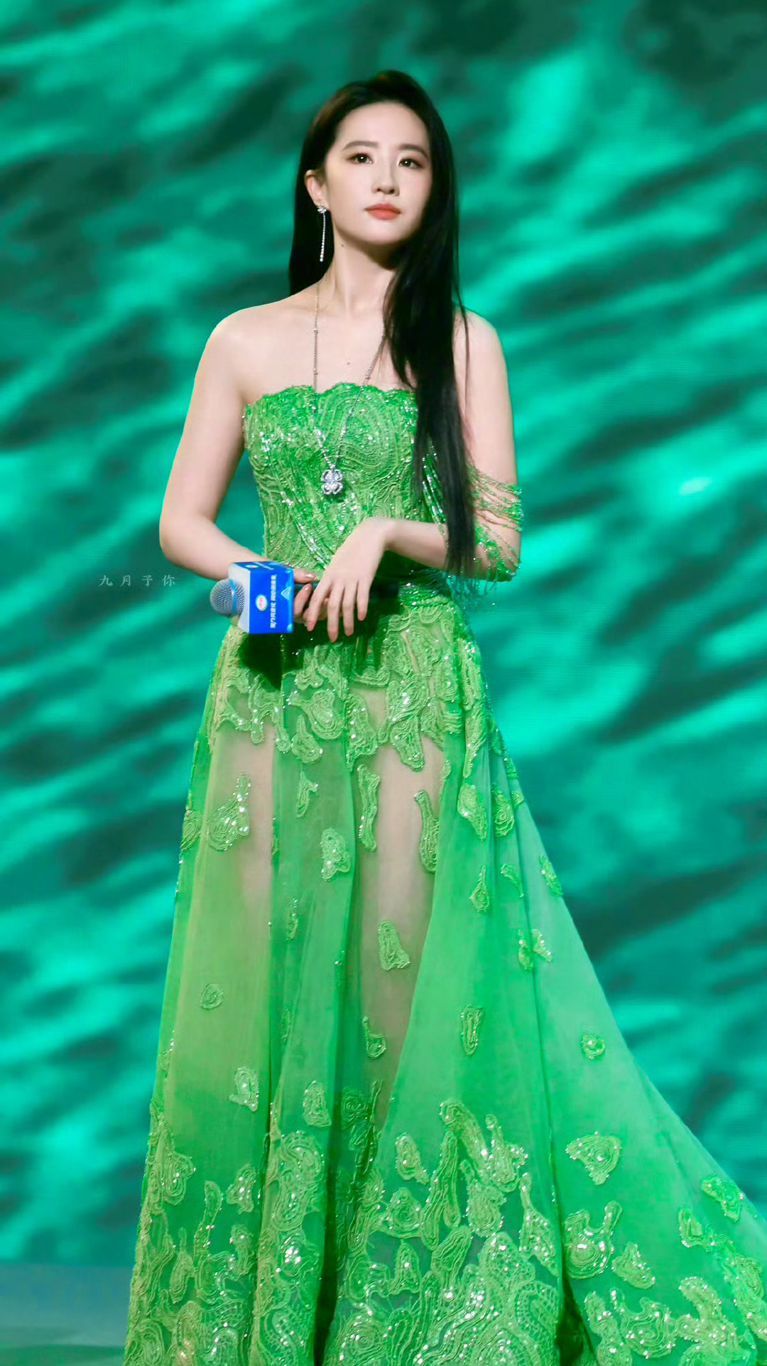 刘亦菲身着翡翠绿抹胸纱裙亮相，优雅气质与灵动裙摆共绽风华 ​​​