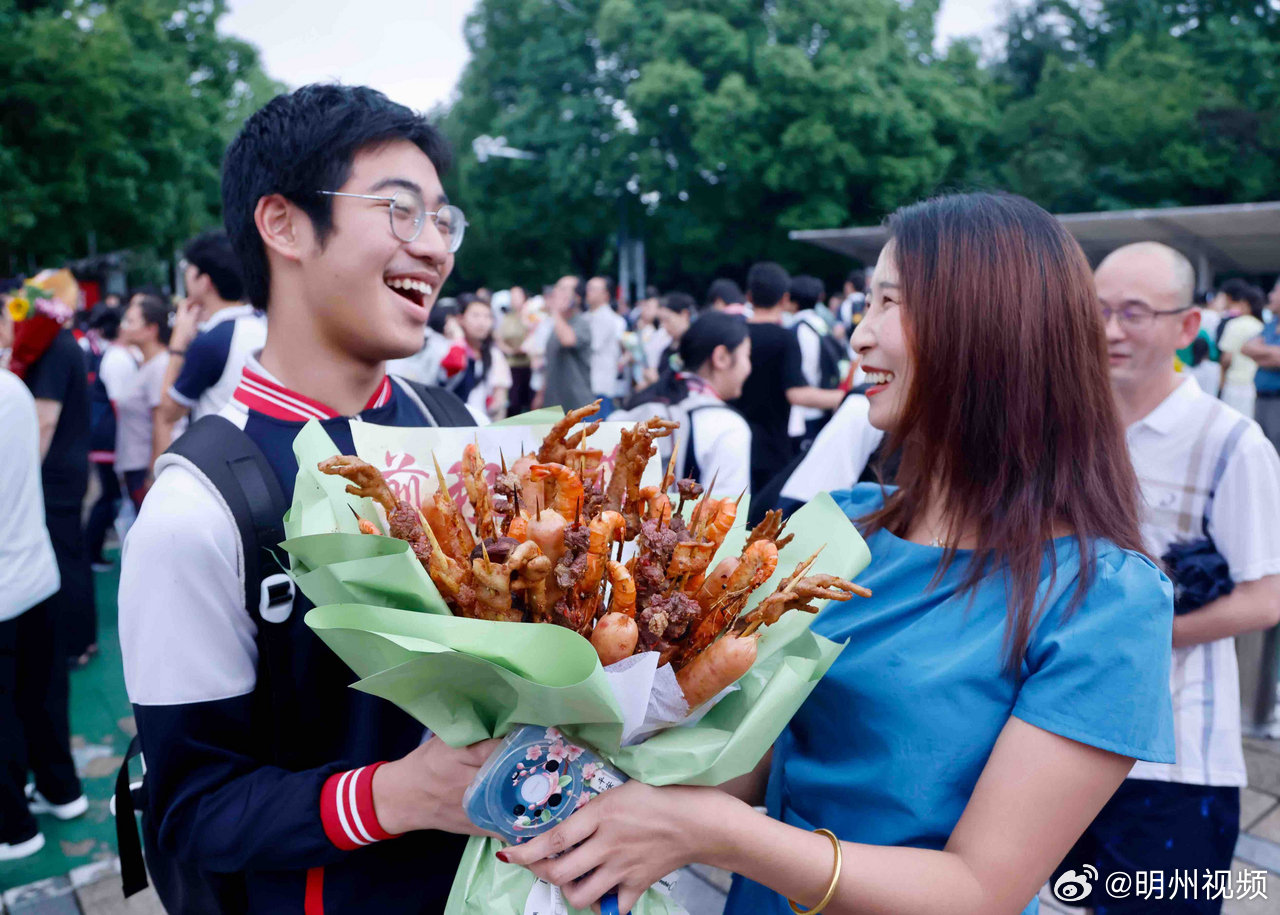 宁波中考落幕家长花式接考太暖心 6月21日下午，随着最后一门科目考试结束，为期两