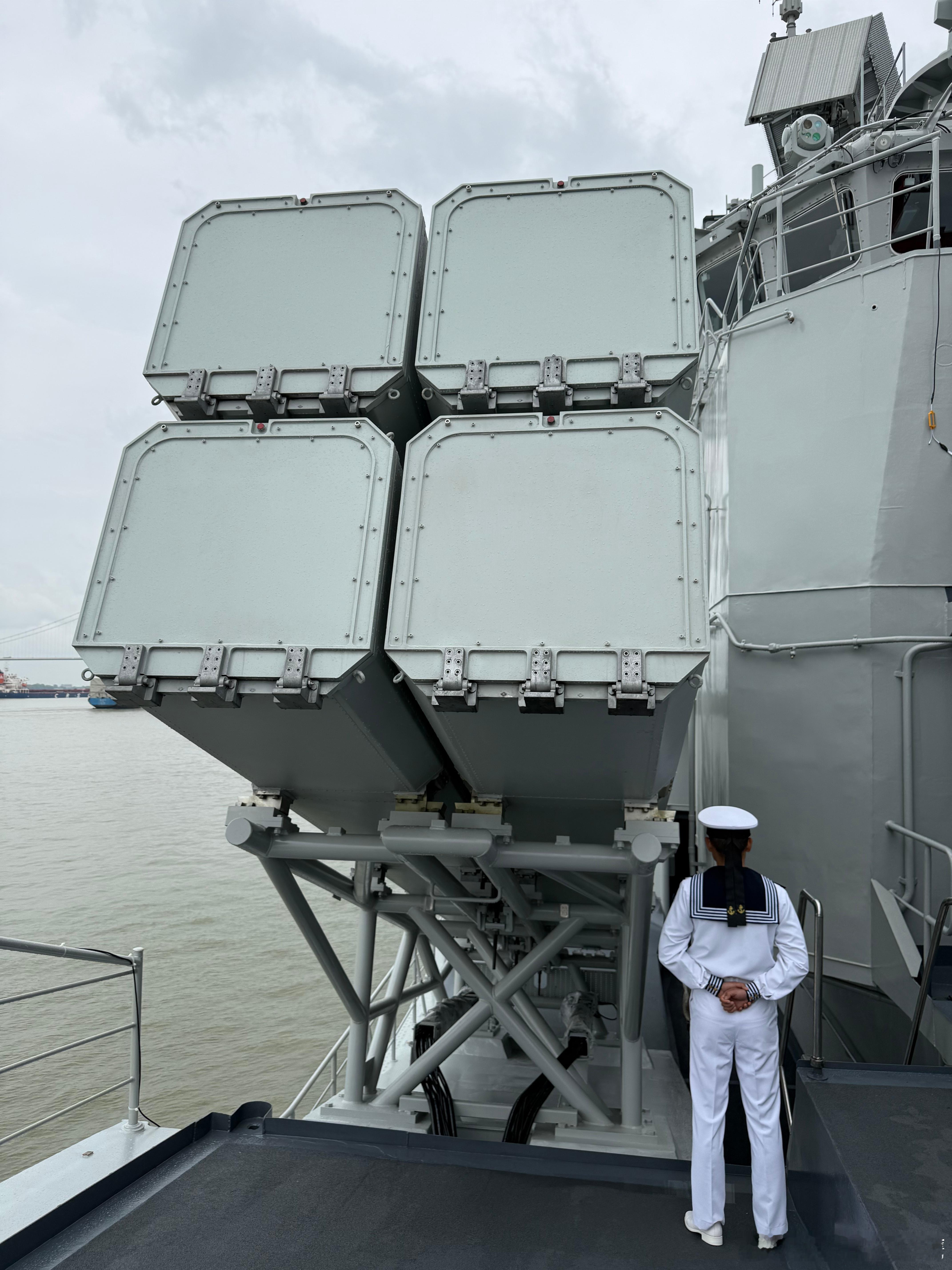 飞扬军事 泰州舰上的鹰击12反舰导弹发射箱 