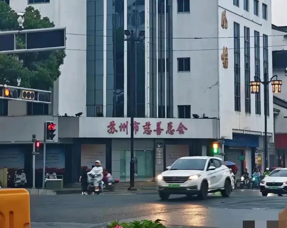 避雨乃应急之一时，既然外面下雨，何来影响出入之说！就不要强词夺理了！