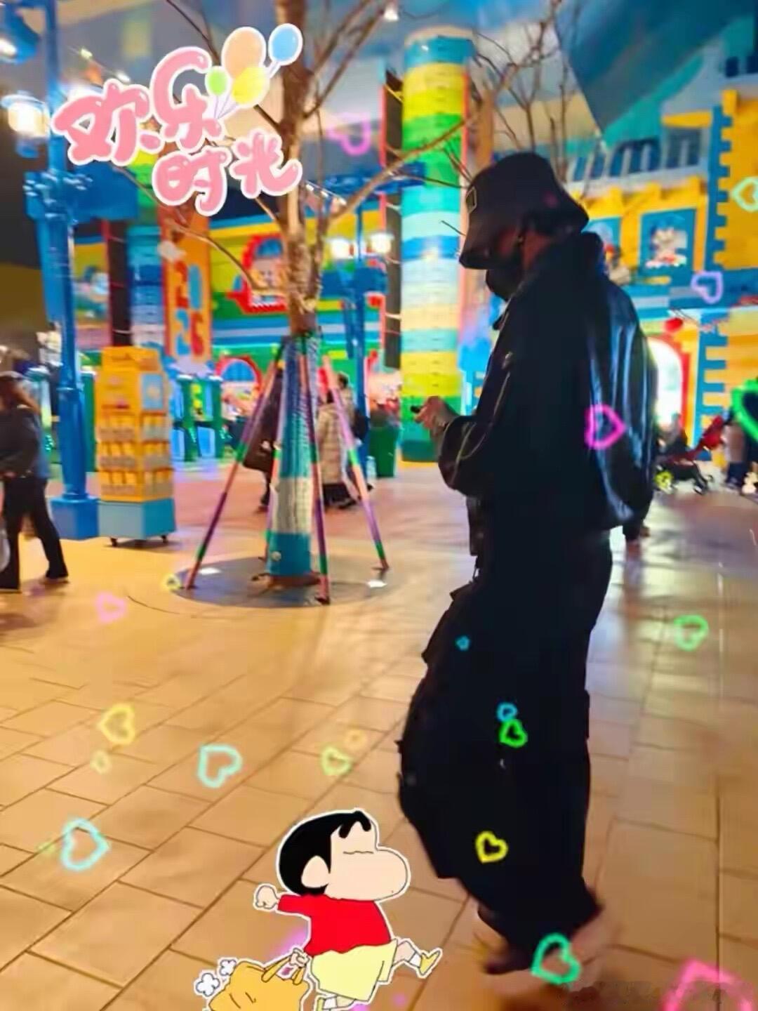 游乐园偶遇张若昀唐艺昕一家三口网友在游乐园偶遇张若昀唐艺昕一家三口，真羡慕啊。张