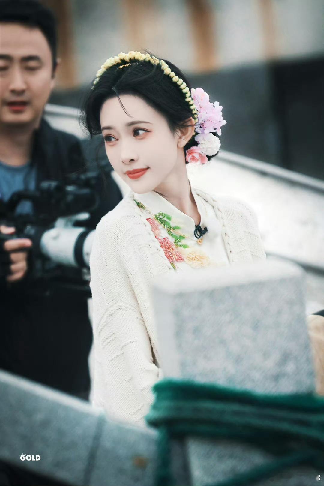 💐当孟子义遇上簪花妆，春日氛围感直接拉满!眉目含俏，发间簪香，这抹灵动鲜活的温