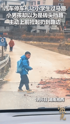 这两个孩子火上人民日报了！近日湖南湘西，女子开车路上正好遇见小学生们过马路，于是