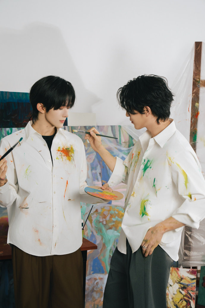 黄星邱鼎杰画室合照黄星邱鼎杰涂鸦照 黄星邱鼎杰涂鸦照 