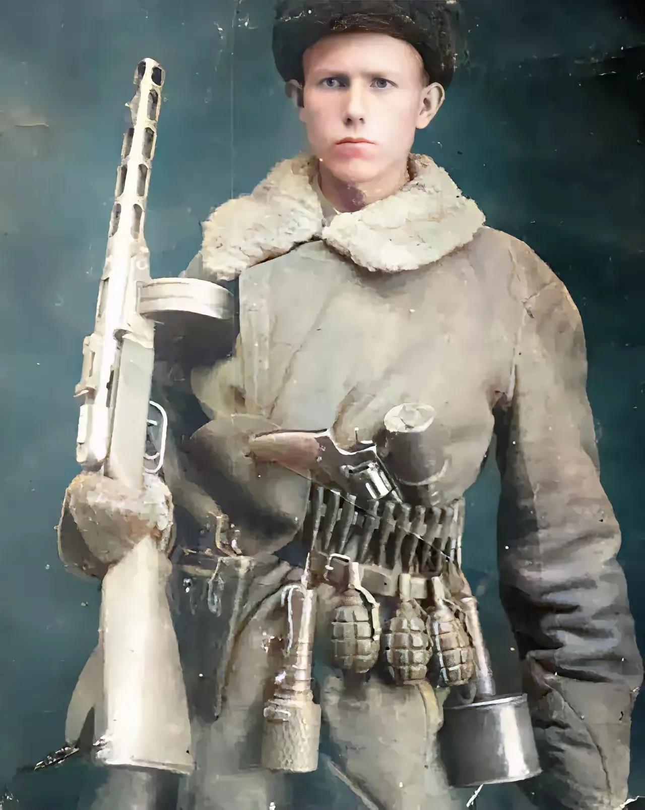 二战时期，一名苏联游击队员的武器配备十分精良。他手中握着PPSh - 41冲锋枪