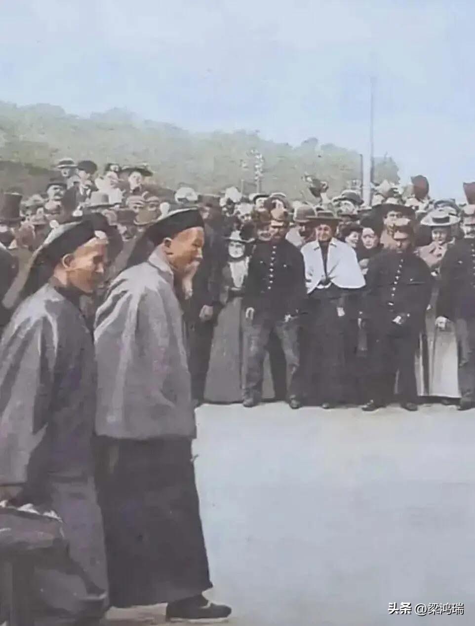 这张照片越看越让人感慨，这是李鸿章访问美国时的情景，当时美国人对这个东方来的大官