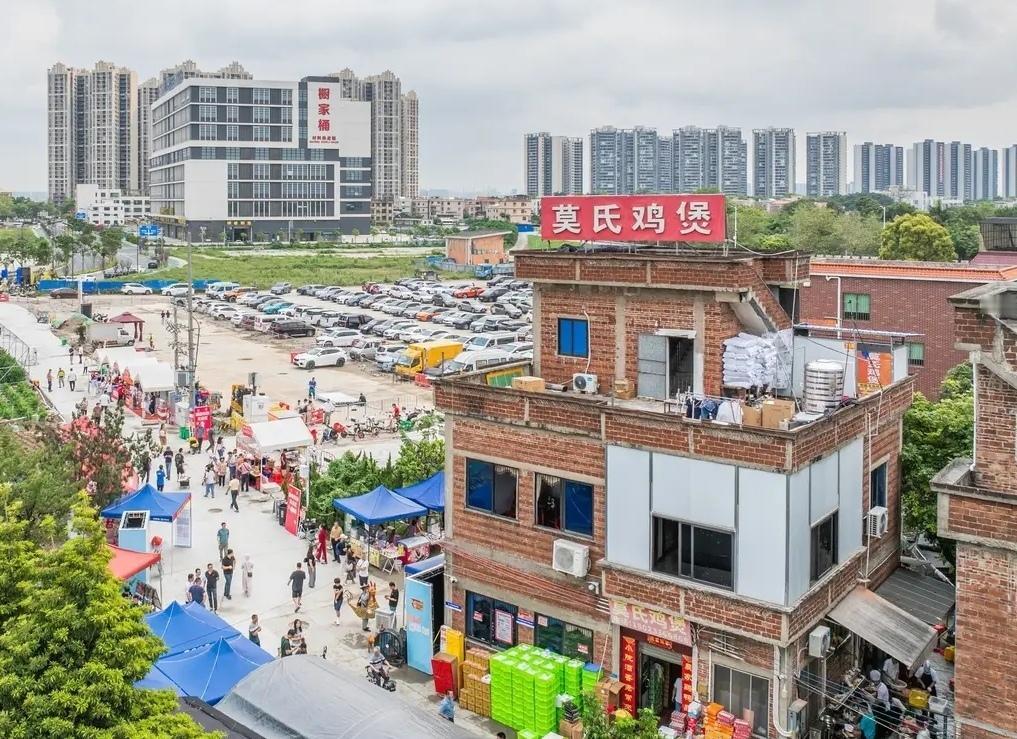 顺德莫氏鸡煲火过了头，给附近村造成了困扰，网络的力量真是不可估计。
莫叔之前经营