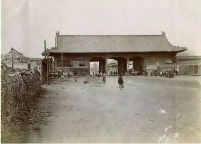 1950年，北京市决定拆除明清皇城的西城门“西安门”，以改善交通。谁知在动手前夕