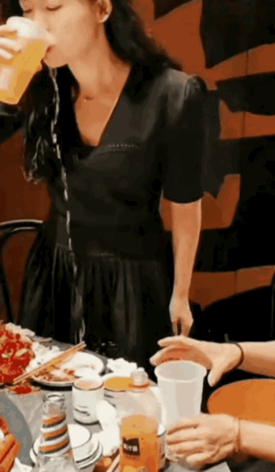 饭桌上最膈应的，就是这种当面弄虚作假的人。