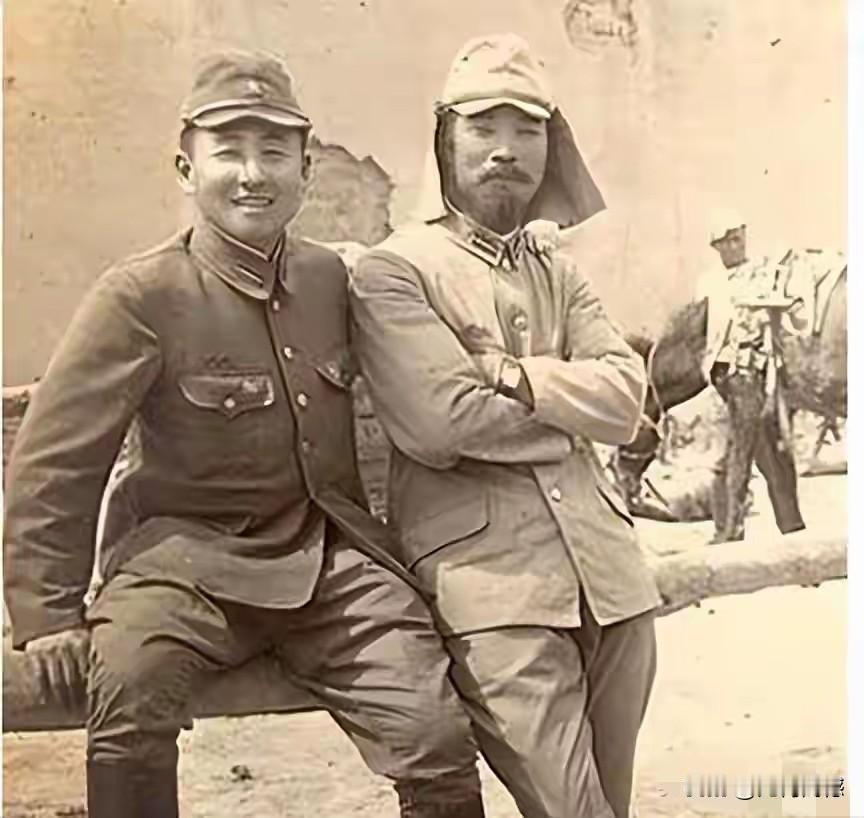 日本鬼子戴的帽子并不完全一样，比如照片中的这两个日本鬼子，其中一个日本鬼子戴的帽