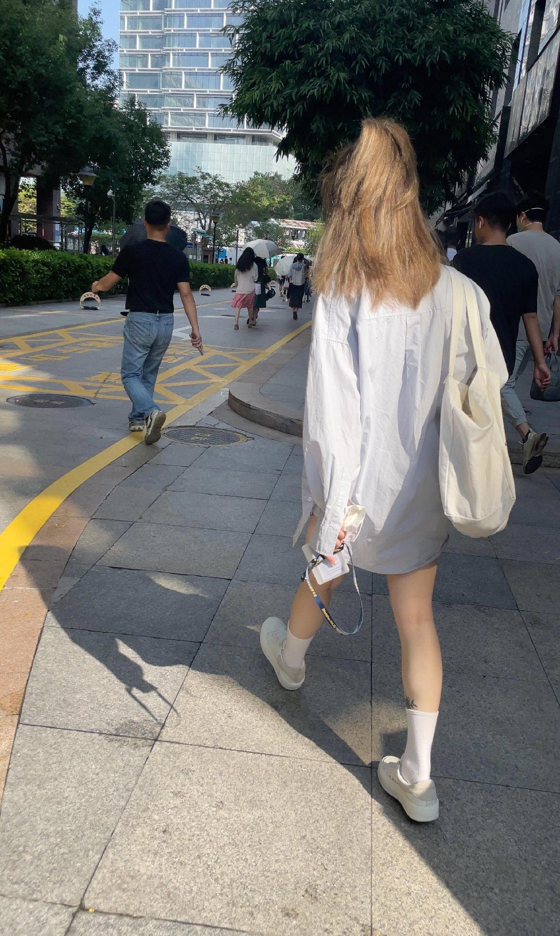 头脑一热
给女同事买了苹果17promax512
差不多两个月的工资了。
本来她